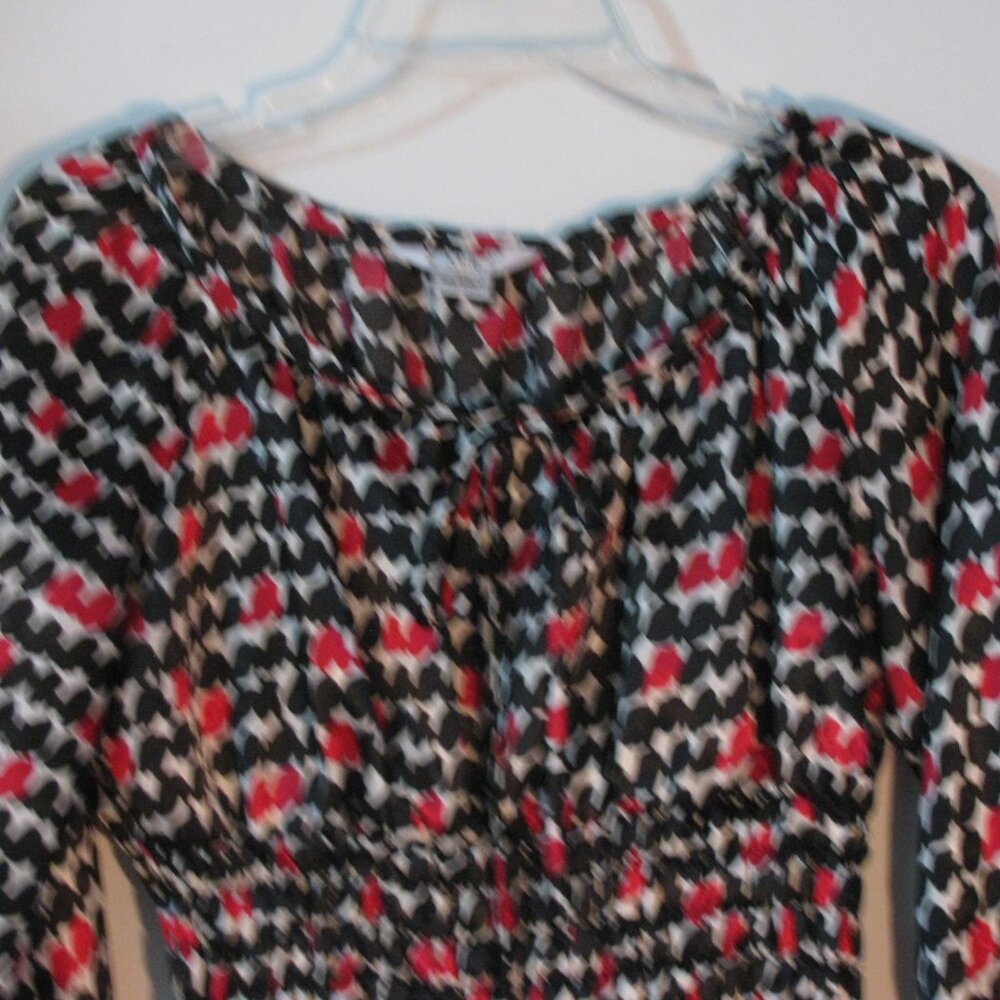 * S.L.B. Petites Blouse PM Petite Medium Black Red White Bold Print Silky - Picture 2 of 4